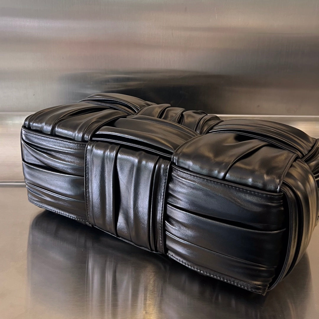 KLEINE ARCO-TASCHE 30 IN SCHWARZEM WEICHEM LAMMLEDER