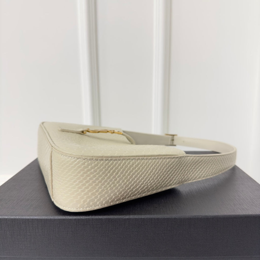 LE 5 À 7 HANDTASCHE 24 IN SCHLANGENMUSTER WEISSES KALBSLEDER