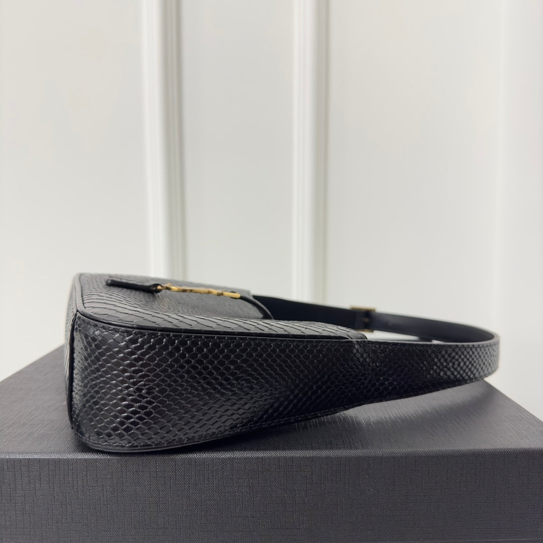 LE 5 À 7 HANDTASCHE 24 IN SCHLANGENMUSTER SCHWARZES KALBSLEDER