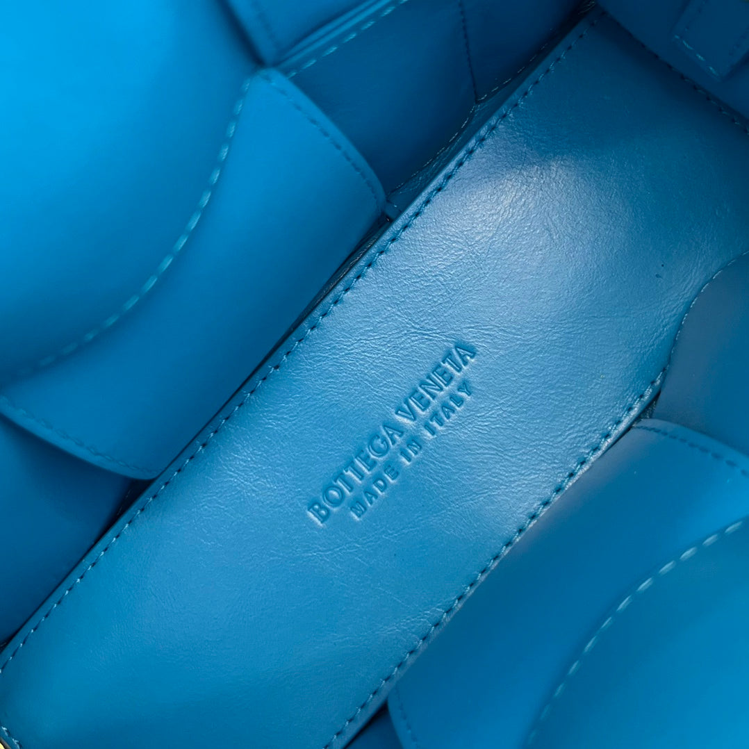 CANDY ARCO TOTE 20 IN CERULEAN BLUE WEICHES LAMMLEDER