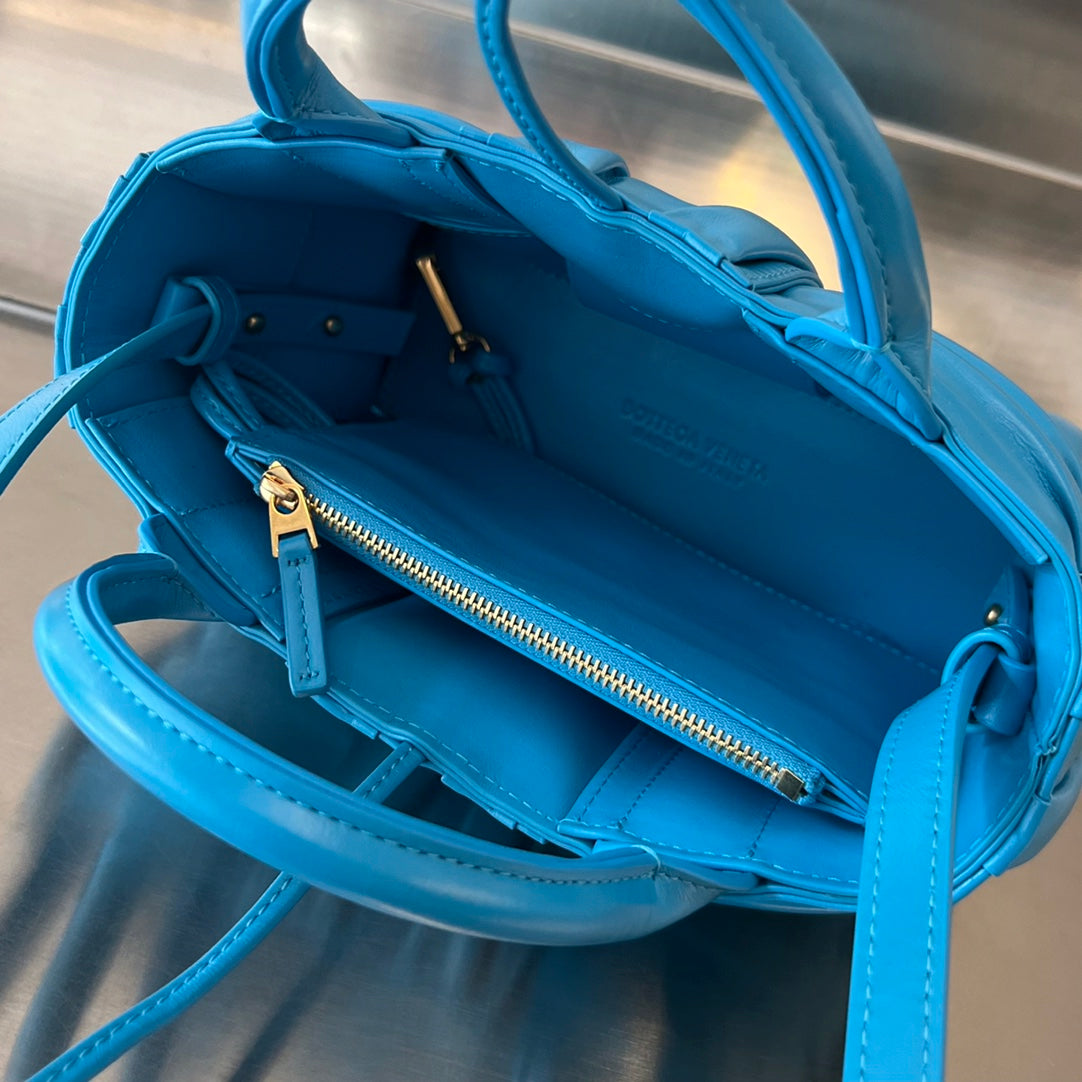 CANDY ARCO TOTE 20 IN CERULEAN BLUE WEICHES LAMMLEDER