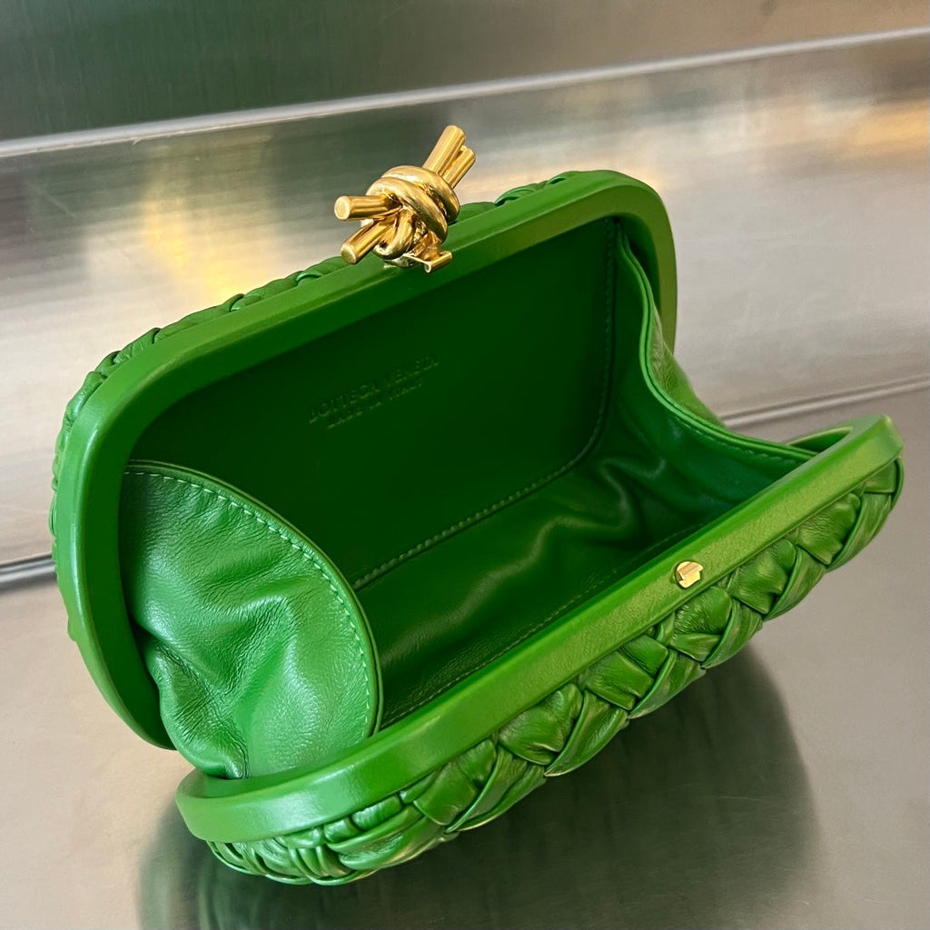 Knoten 19 in smaragdgrünem Lammfell