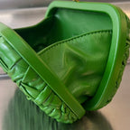 Knoten 19 in smaragdgrünem Lammfell