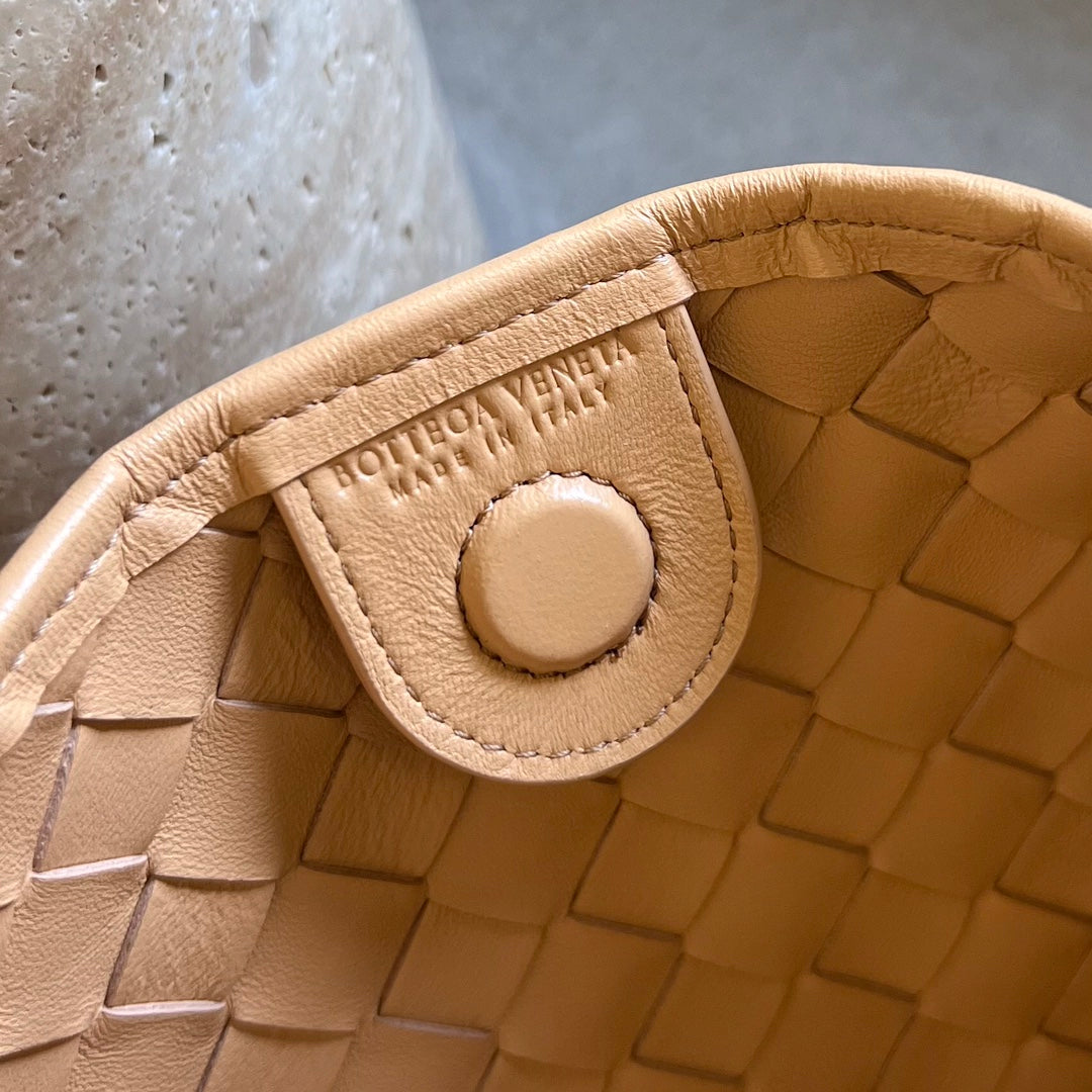 Sardine 33 mit Kette in dunkelcremefarbenem Lammleder