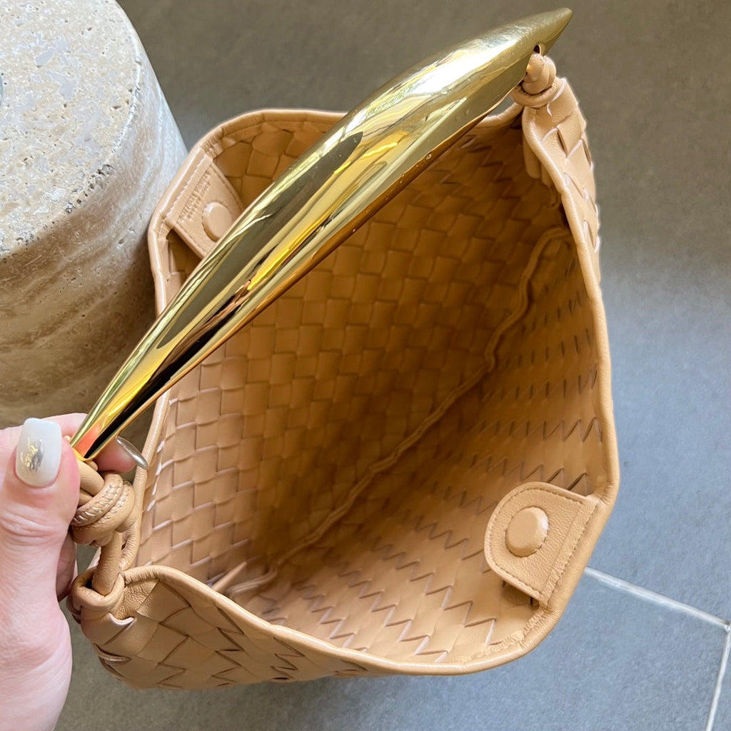 Sardine 33 mit Kette in dunkelcremefarbenem Lammleder