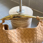 Sardine 33 mit Kette in dunkelcremefarbenem Lammleder