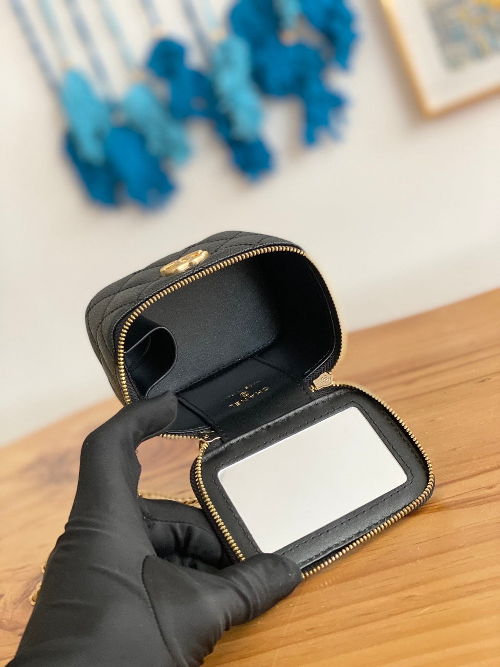 CC MINI 10 Schminktisch in schwarzem Kalbsleder mit goldenen Beschlägen