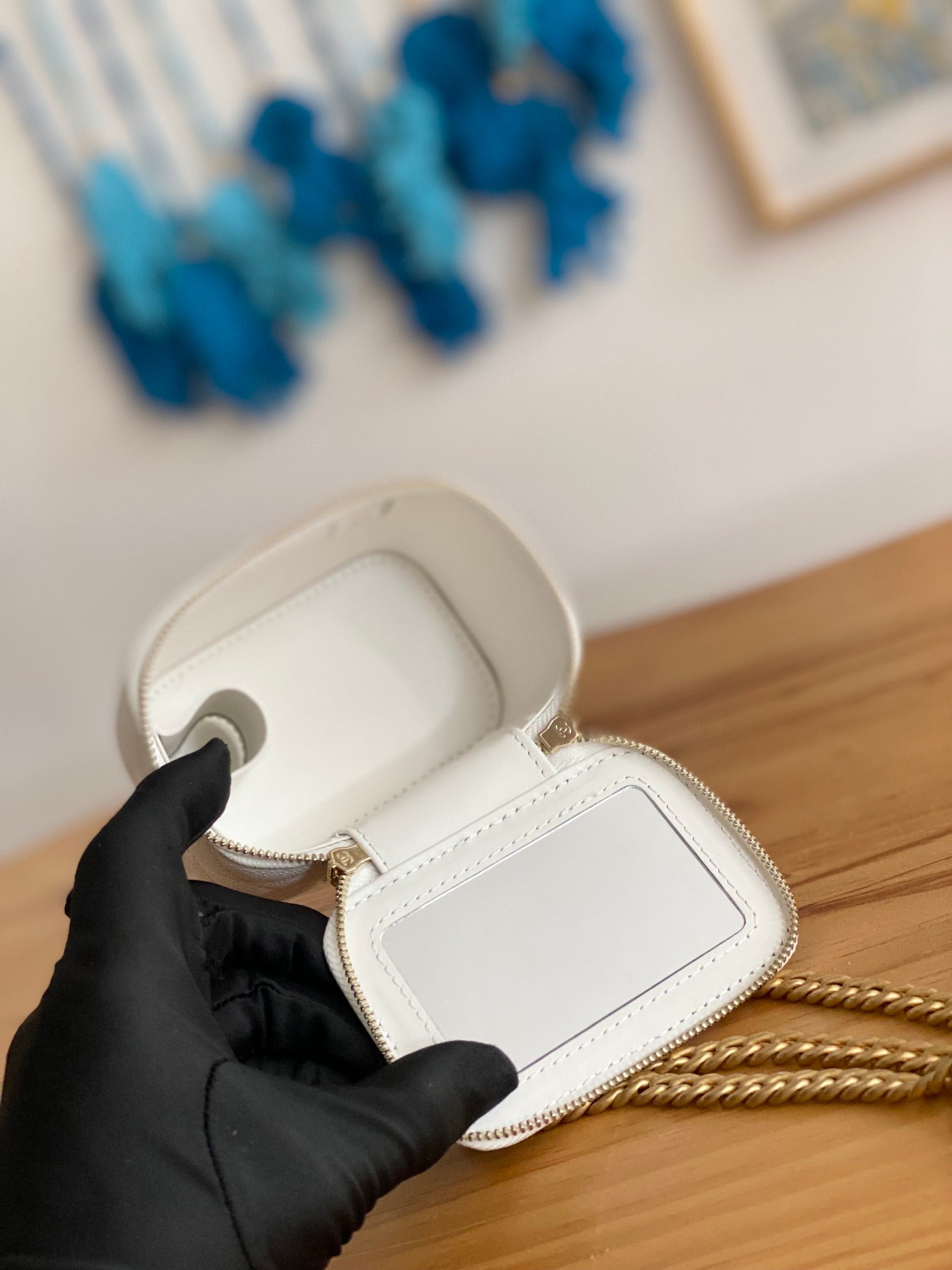 CC MINI 10 Waschtisch in weißem Kalbsleder mit goldenen Beschlägen