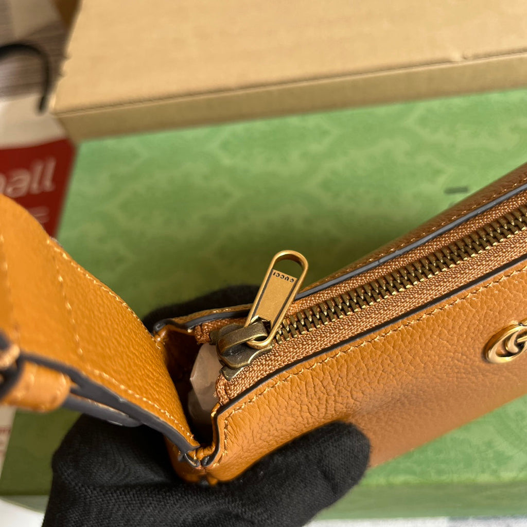 APHRODITE MINI 21 SCHULTERTASCHE IN KARAMELLBRAUNEM KALBSLEDER