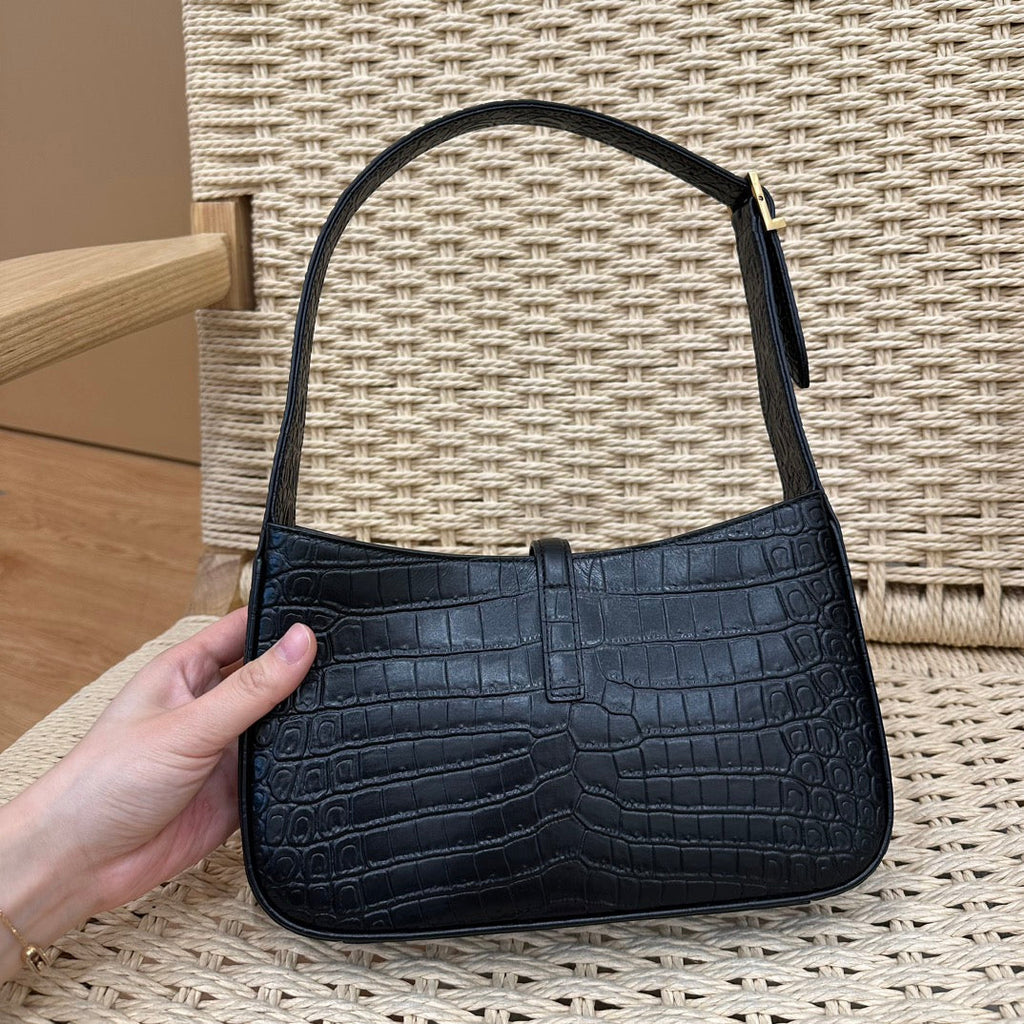 LE 5 À 7 BAG 24 HOBO AUS SCHWARZEM KALBSLEDER