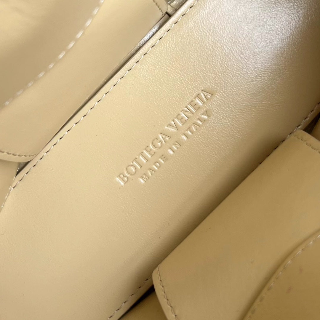 CANDY ARCO TOTE 20 IN BEIGE WEICHES LAMMLEDER