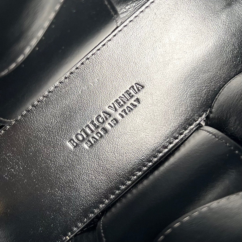 CANDY ARCO TOTE 20 IN SCHWARZES WEICHES LAMMLEDER