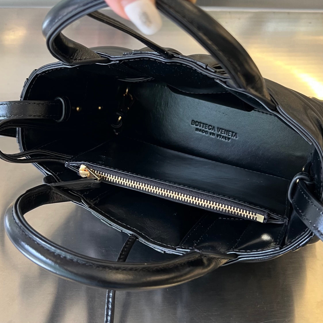 CANDY ARCO TOTE 20 IN SCHWARZES WEICHES LAMMLEDER