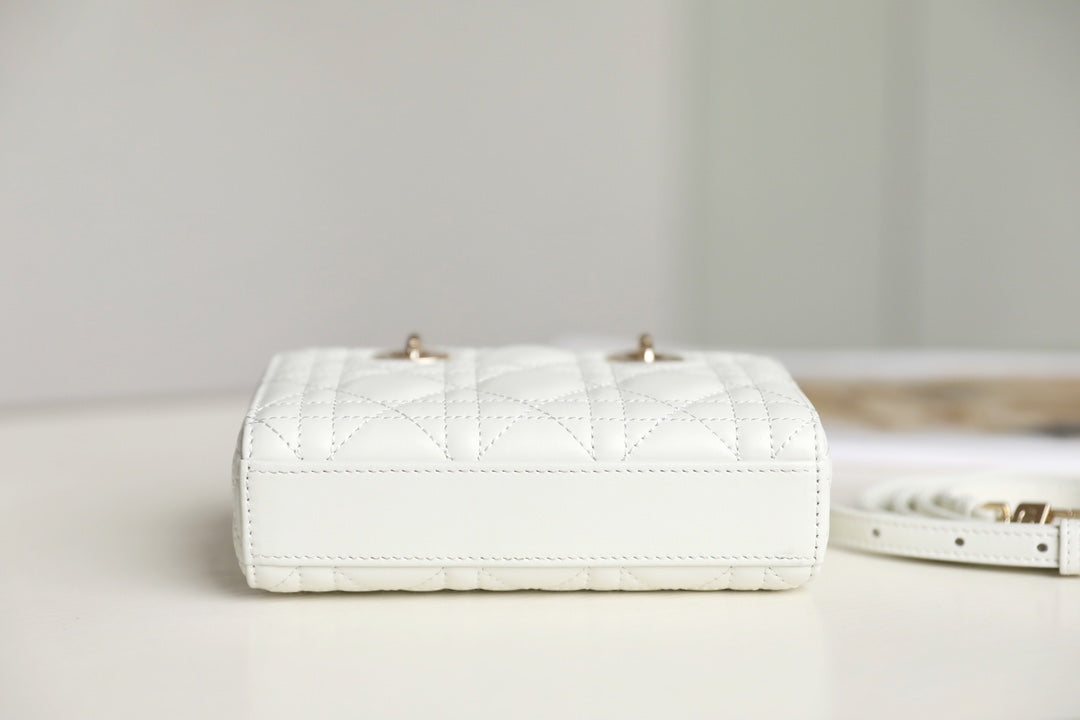 LADY D-JOY MICRO 16 IN WEISSES LAMMFELL