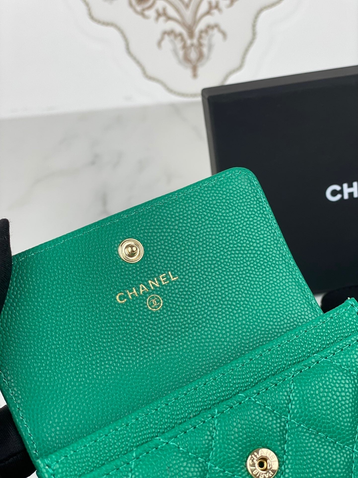 CC-Klappkartenetui 11, smaragdgrünes genarbtes Kalbsleder, Gold-Icon