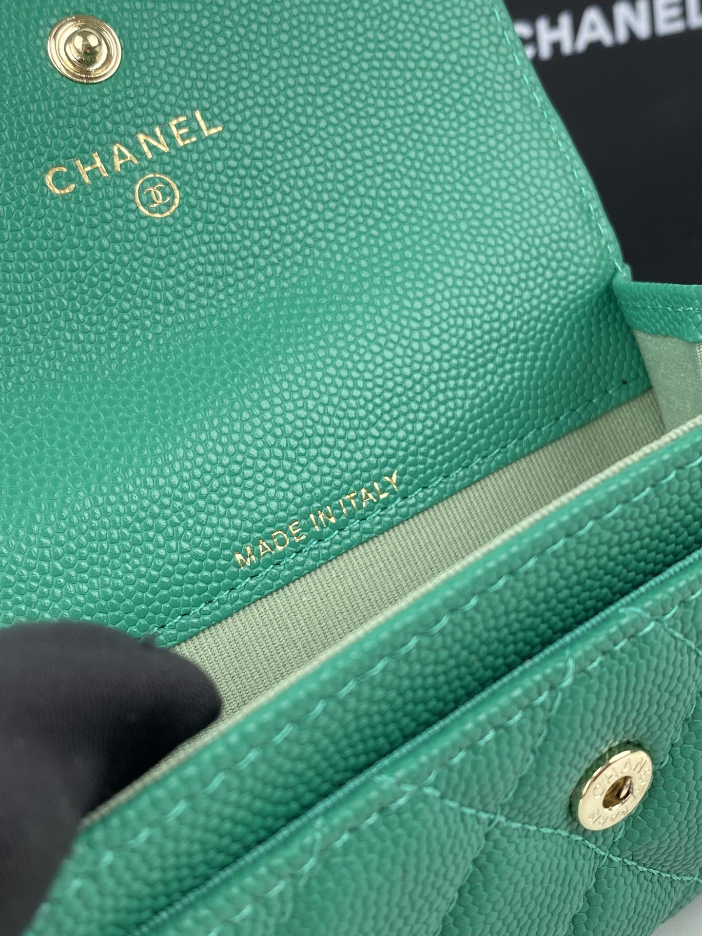 CC-Klappkartenetui 11, smaragdgrünes genarbtes Kalbsleder, Gold-Icon