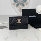 CC-Klappkartenetui 11 Schwarzes genarbtes Kalbsleder Gold Icon