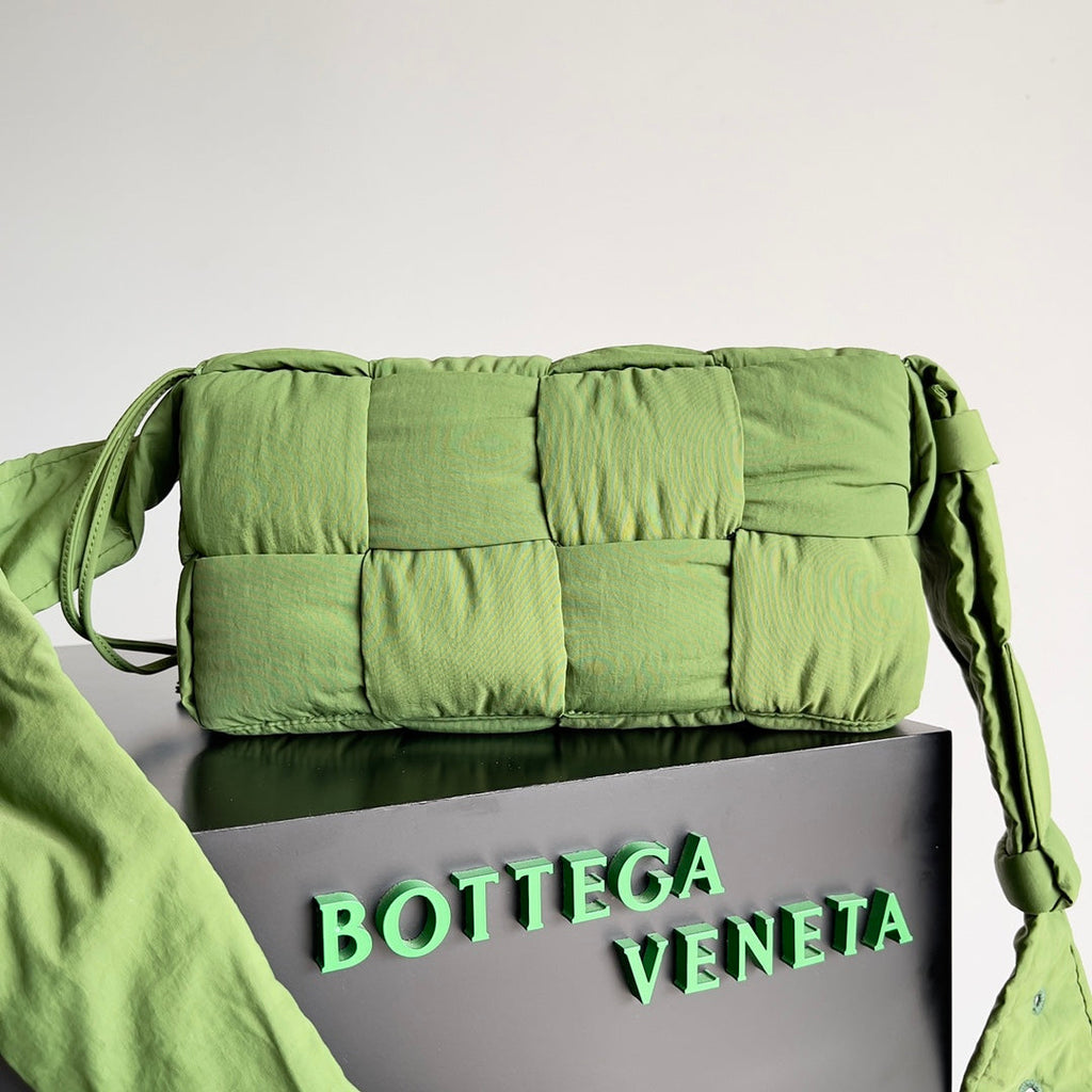 BV CASSETTE 32 BAG IN GREEN FERN POLYAMID