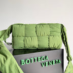 BV CASSETTE 32 BAG IN GREEN FERN POLYAMID