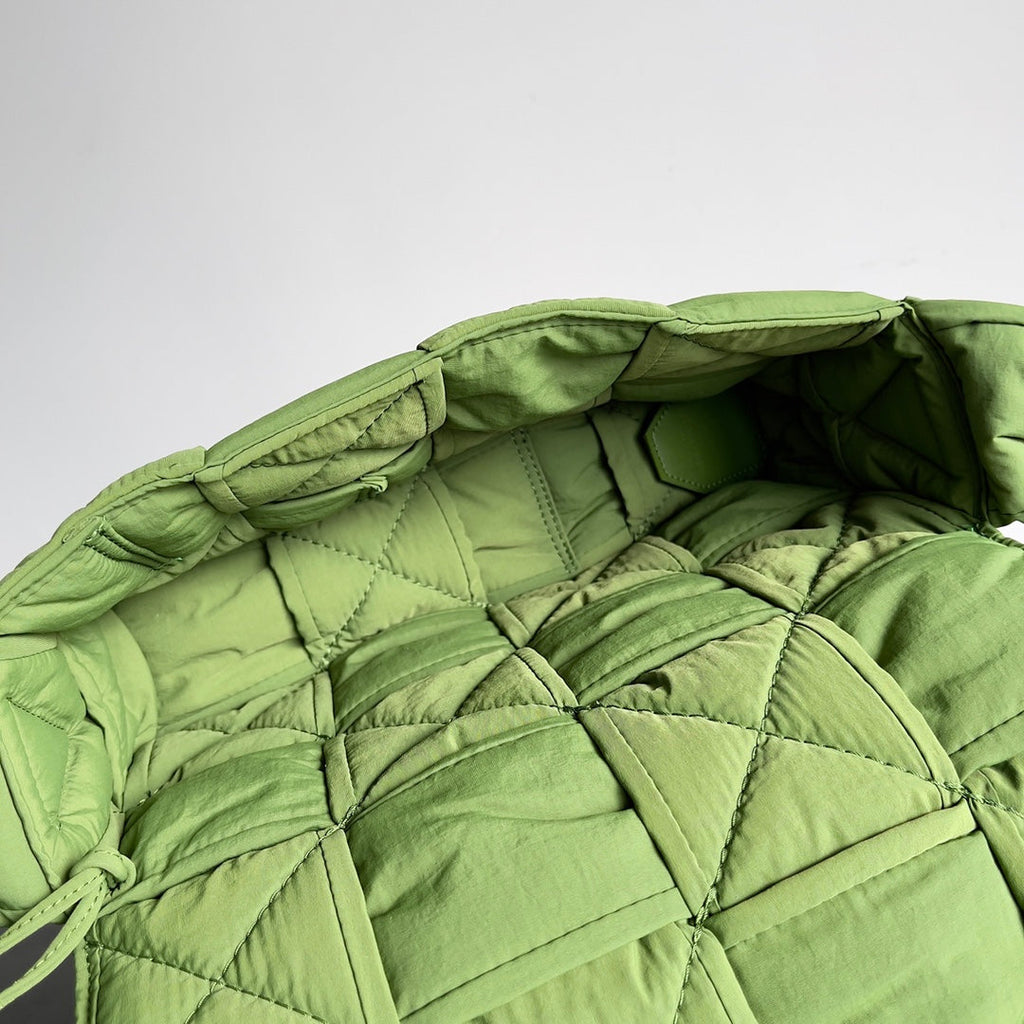 BV CASSETTE 32 BAG IN GREEN FERN POLYAMID