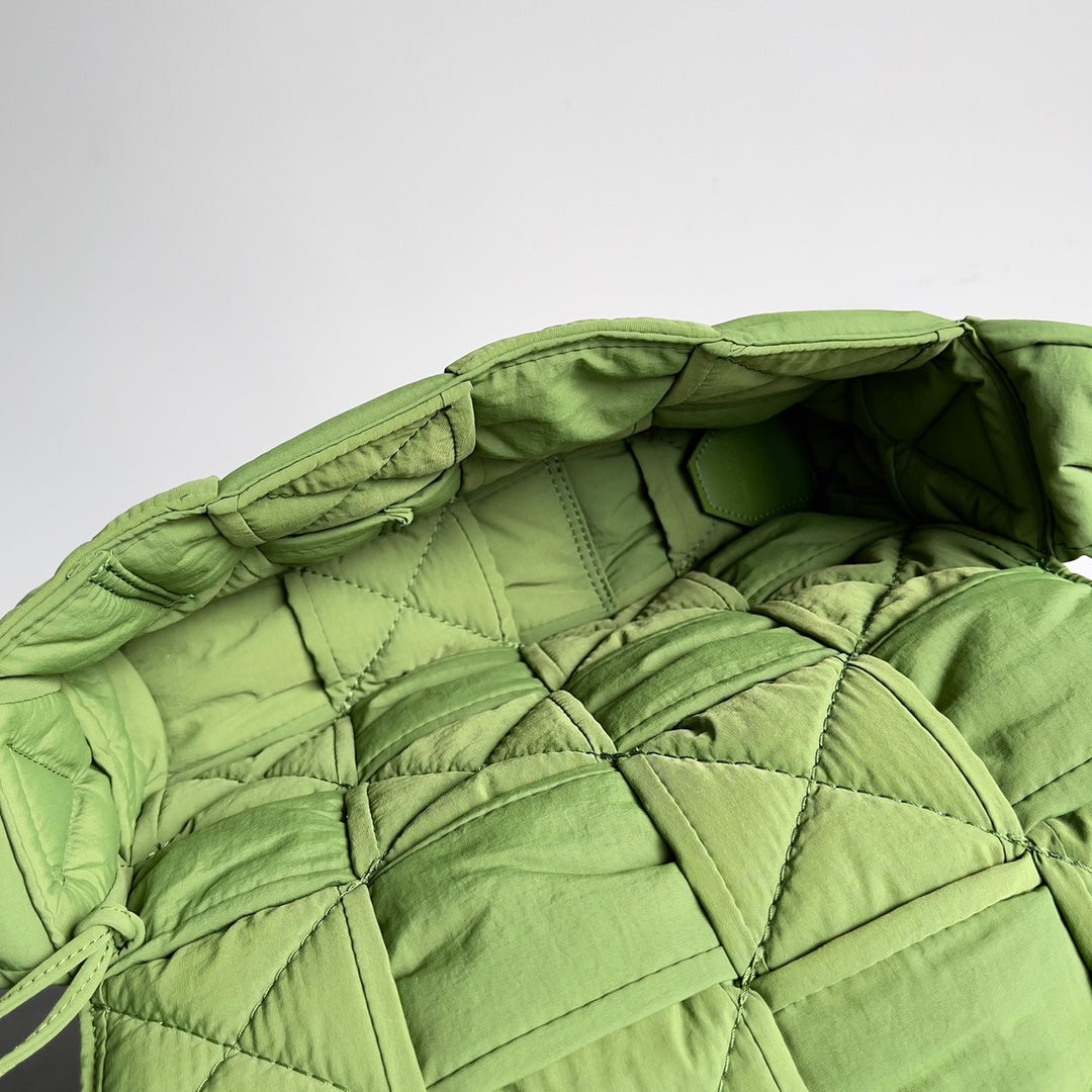 BV CASSETTE 32 BAG IN GREEN FERN POLYAMID