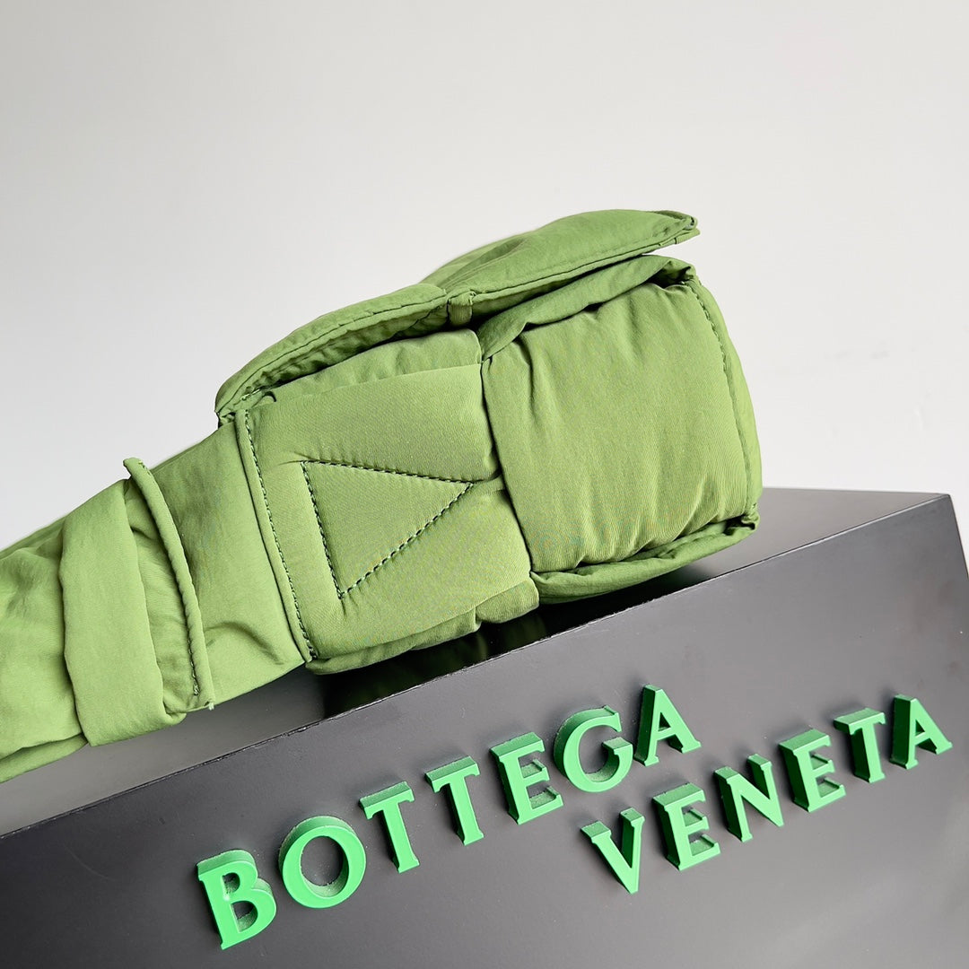 BV CASSETTE 32 BAG IN GREEN FERN POLYAMID