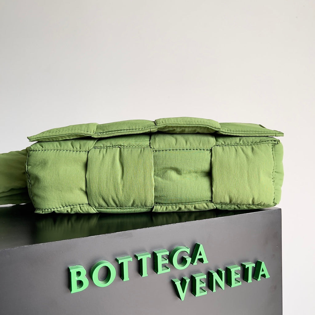 BV CASSETTE 32 BAG IN GREEN FERN POLYAMID