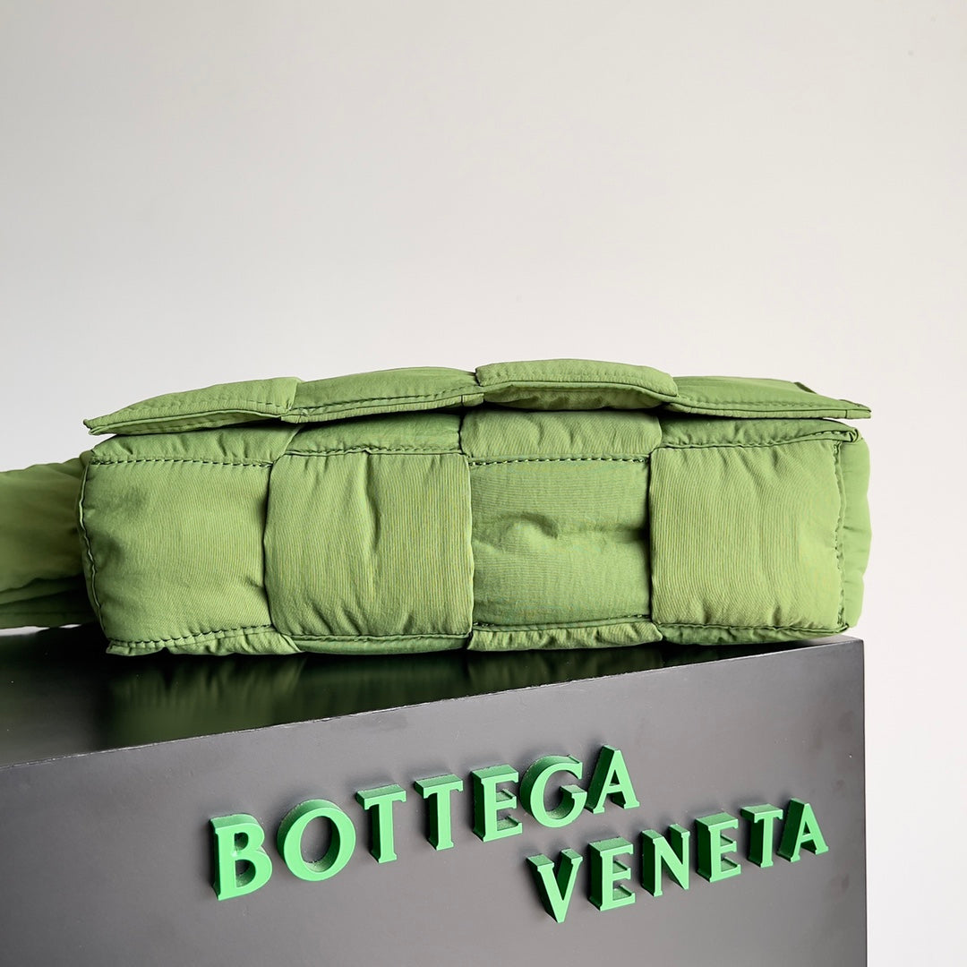 BV CASSETTE 32 BAG IN GREEN FERN POLYAMID