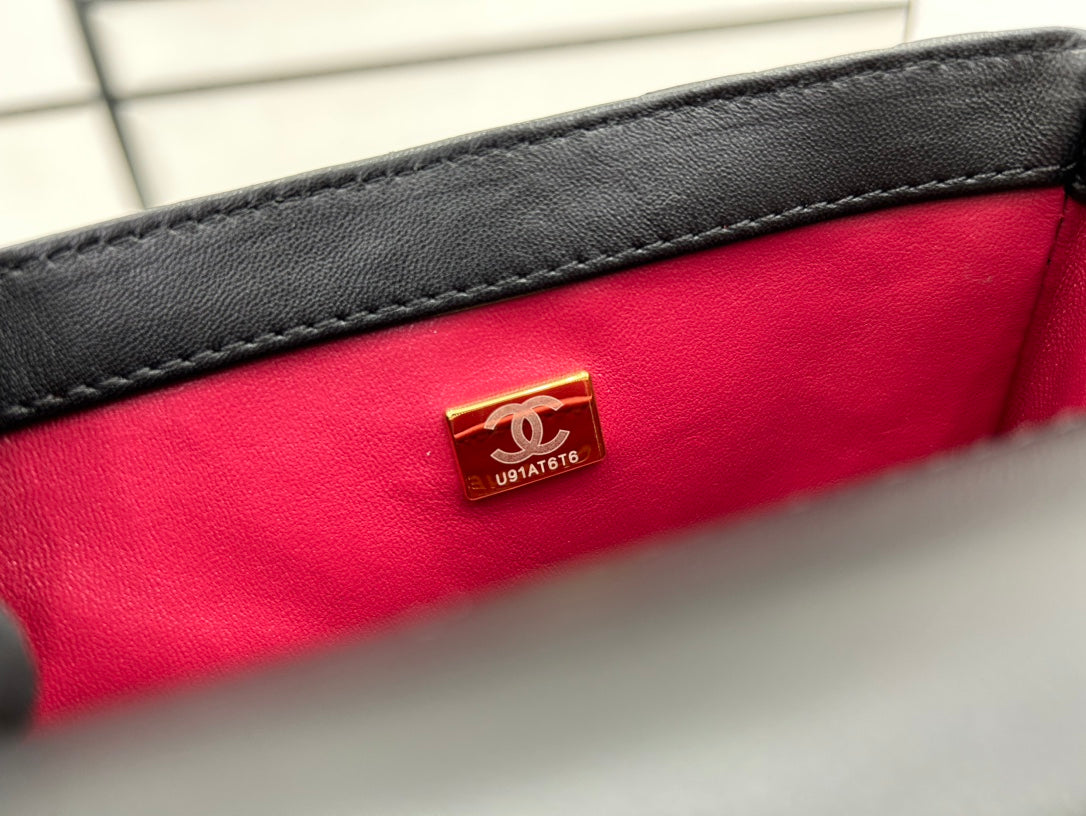 CC KLEINE 17-Klappentasche aus schwarzem Kalbsleder mit goldenen Beschlägen