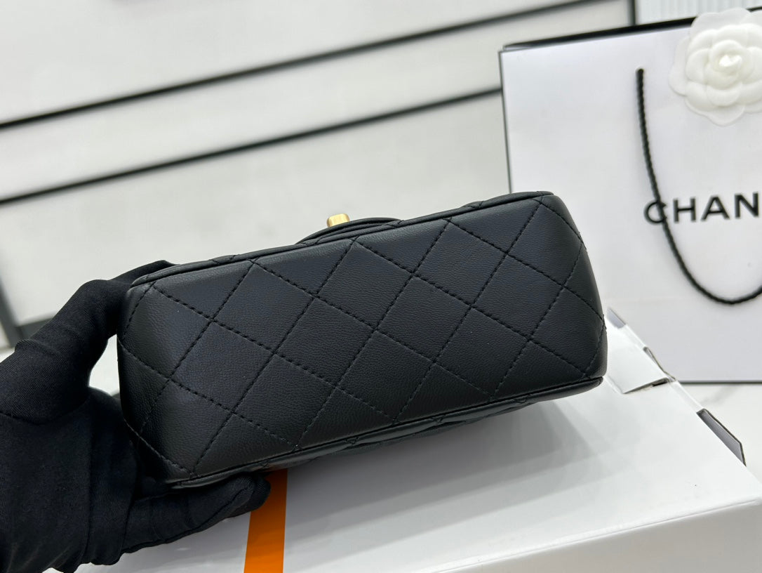 CC KLEINE 17-Klappentasche aus schwarzem Kalbsleder mit goldenen Beschlägen