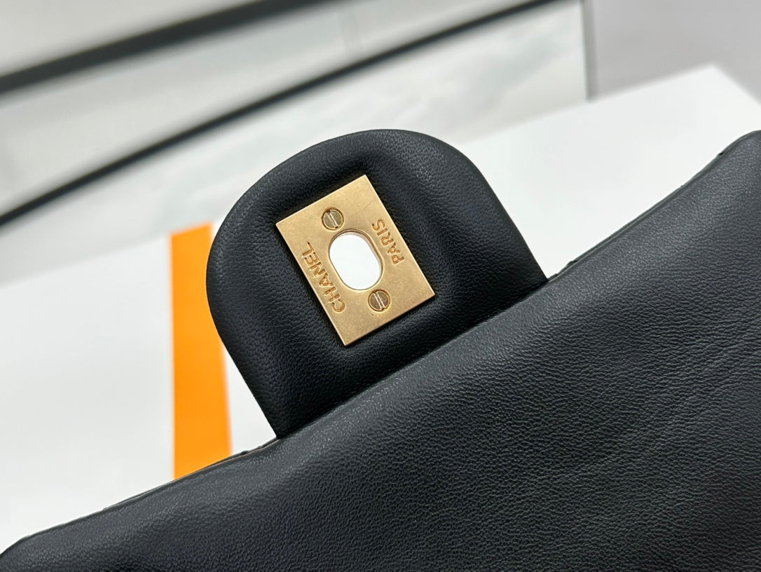 CC KLEINE 17-Klappentasche aus schwarzem Kalbsleder mit goldenen Beschlägen