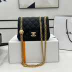 CC KLEINE 17-Klappentasche aus schwarzem Kalbsleder mit goldenen Beschlägen