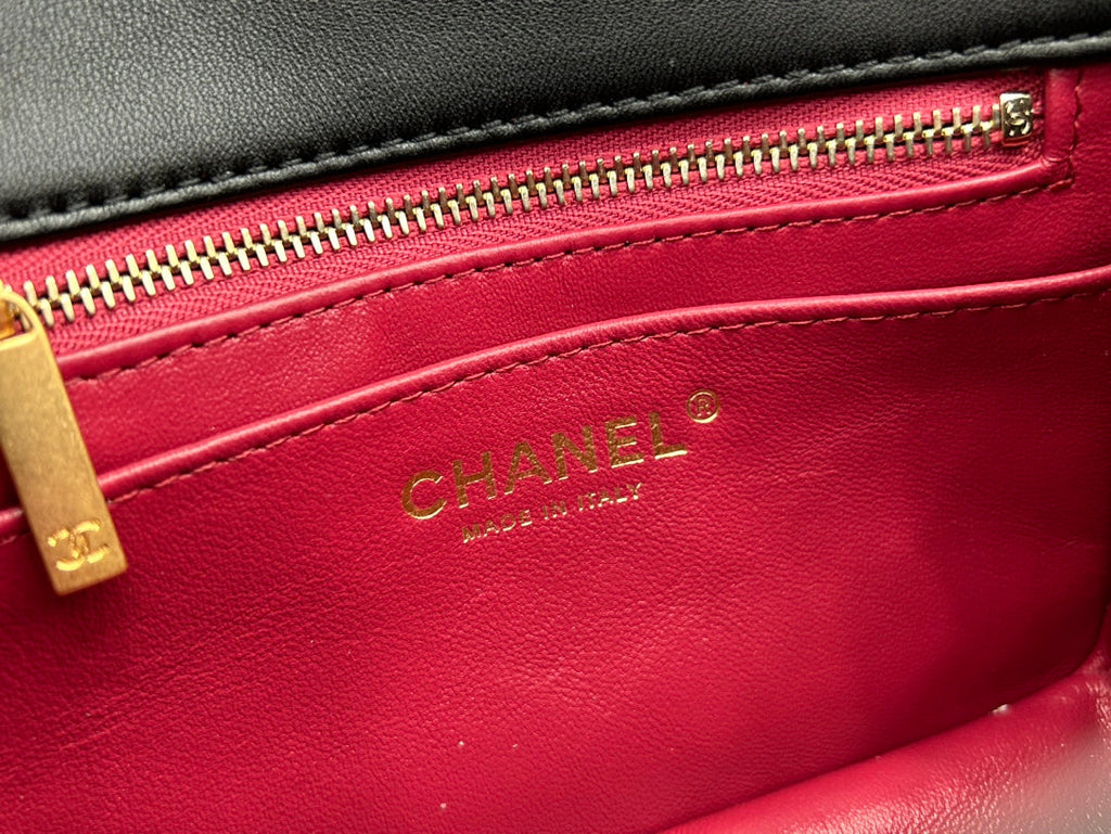 CC KLEINE 17-Klappentasche aus schwarzem Kalbsleder mit goldenen Beschlägen