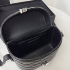 Schwarze, gesteppte Lammleder-Boxtasche mit silbernem Logo, 19. Juni