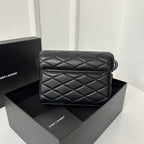 Schwarze, gesteppte Lammleder-Boxtasche mit silbernem Logo, 19. Juni