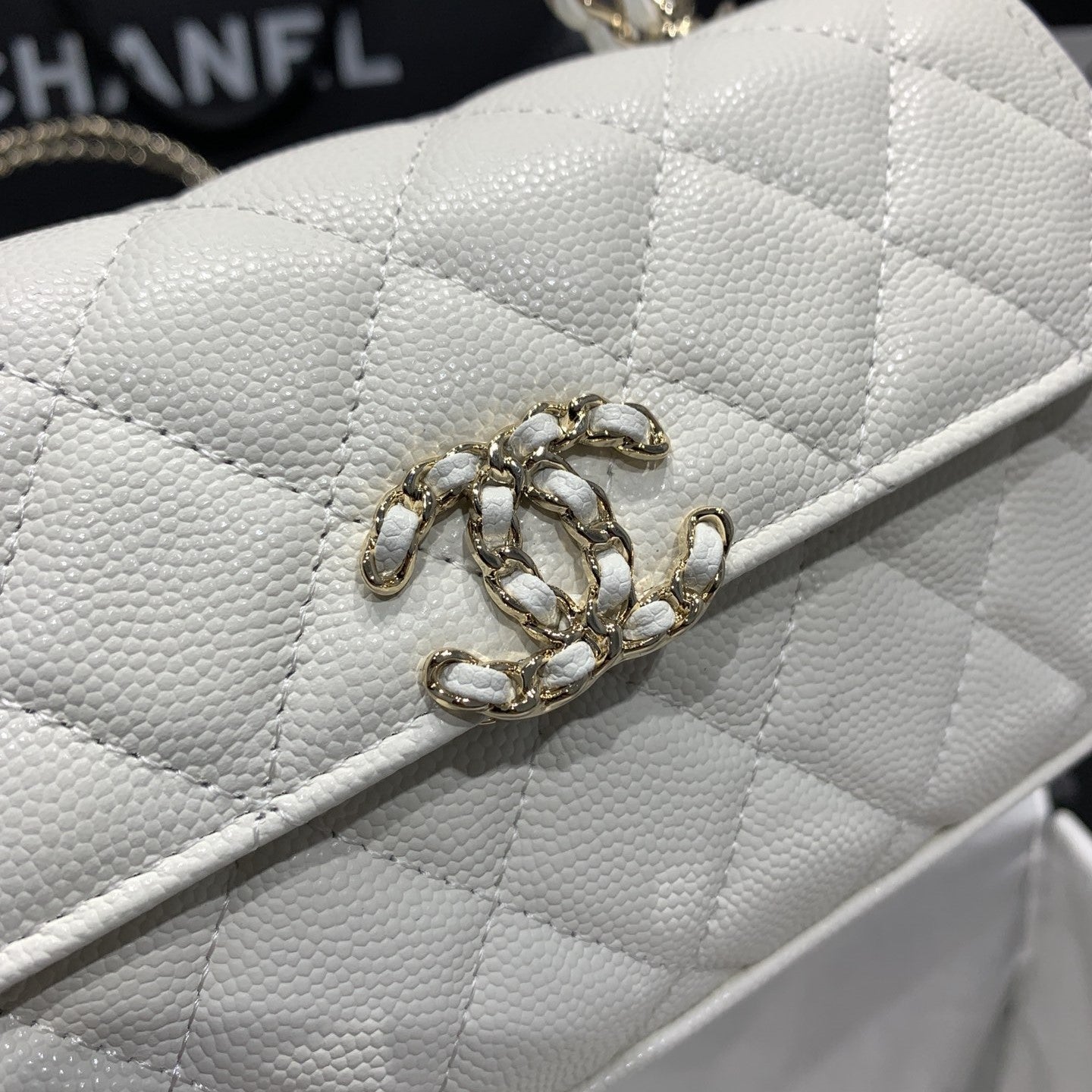 23P Klappentasche 19 cm Weiß Caviar Goldbeschläge 