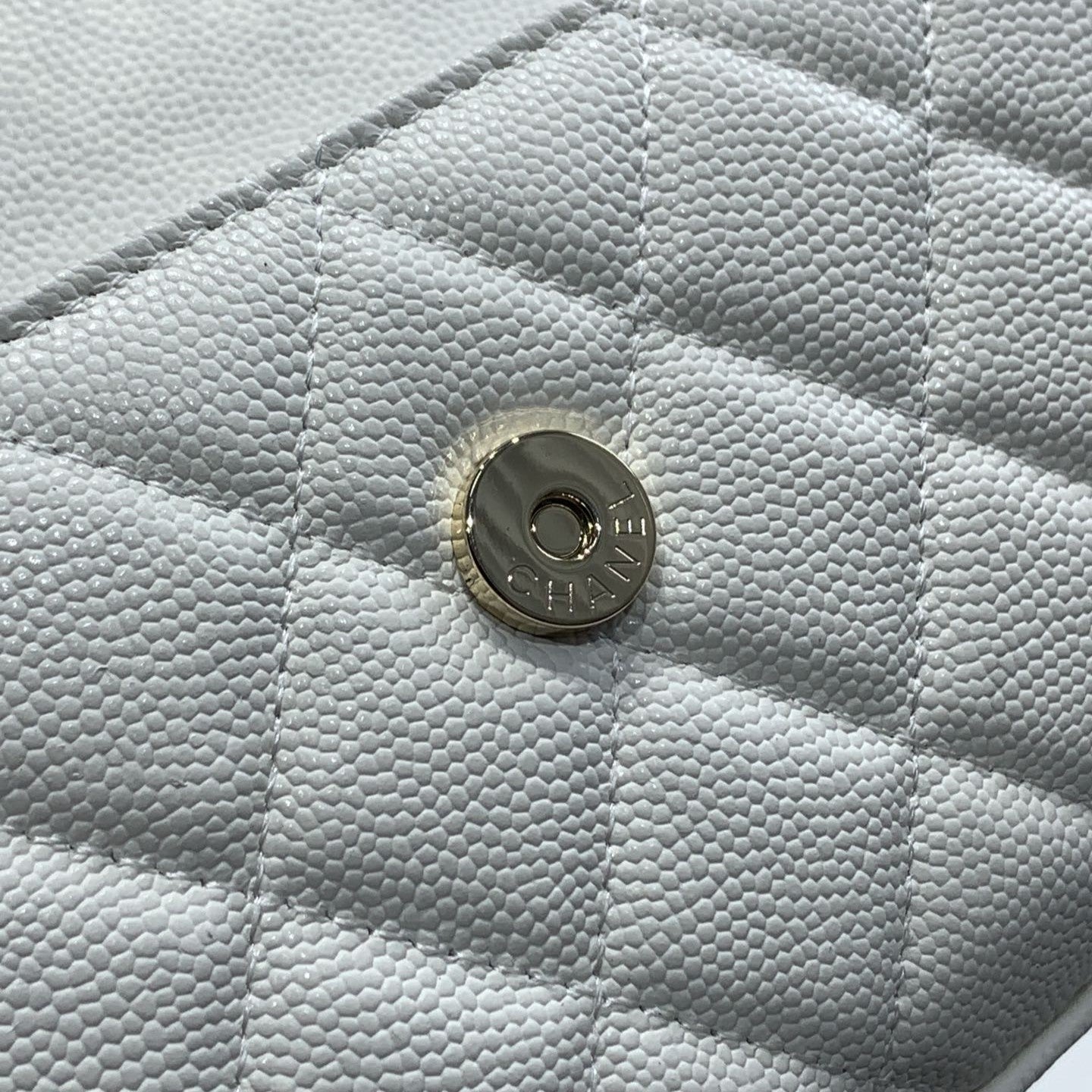 23P Klappentasche 19 cm Weiß Caviar Goldbeschläge 