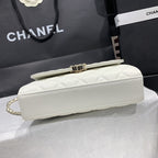 23P Klappentasche 19 cm Weiß Caviar Goldbeschläge 