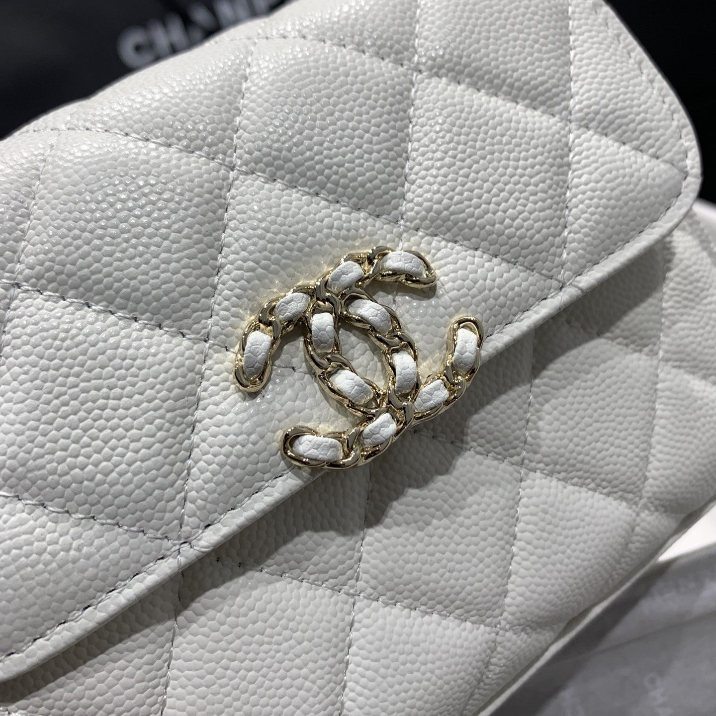 23P Klappentasche 15 cm Weiß Caviar Goldbeschläge 