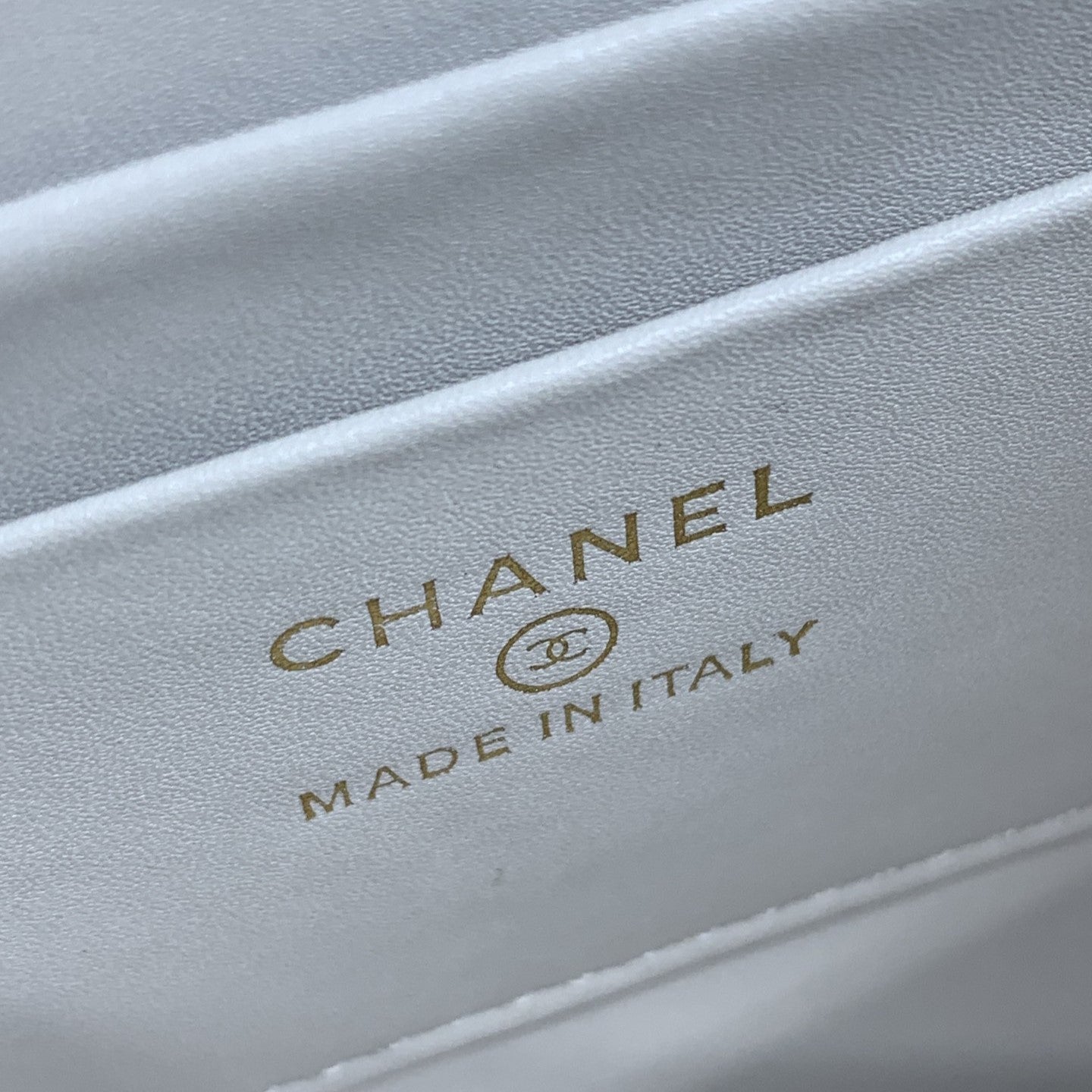 23P Klappentasche 15 cm Weiß Caviar Goldbeschläge 