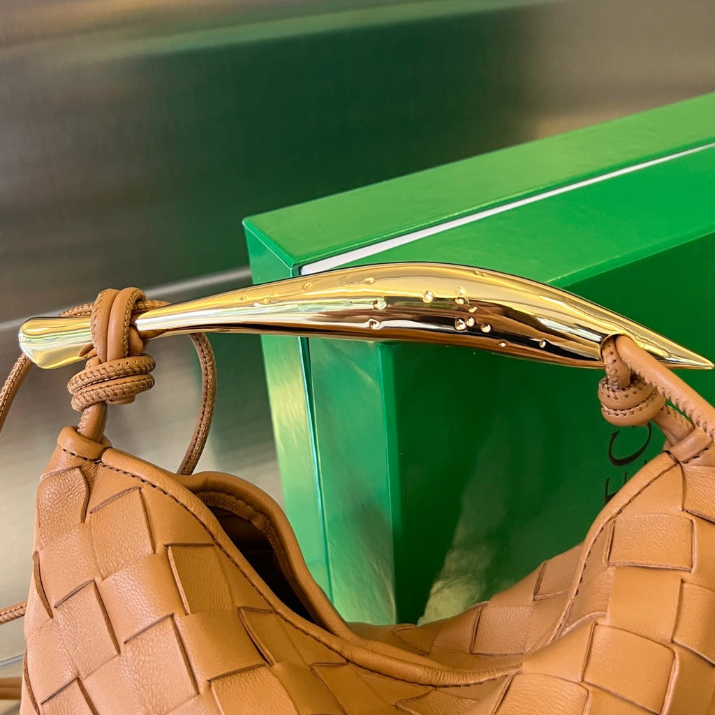 Sardine 20 mit Kette in hellbraunem Lammfell