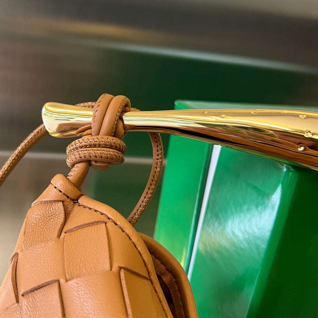 Sardine 20 mit Kette in hellbraunem Lammfell