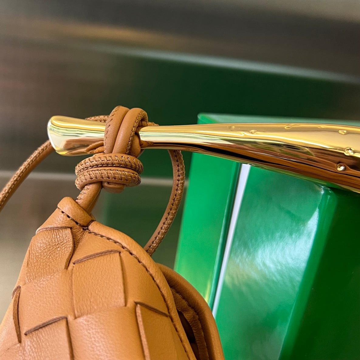 Sardine 20 mit Kette in hellbraunem Lammfell