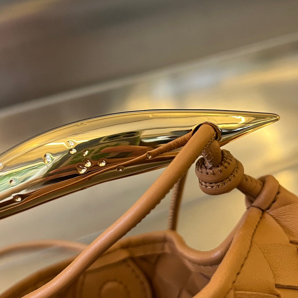 Sardine 20 mit Kette in hellbraunem Lammfell