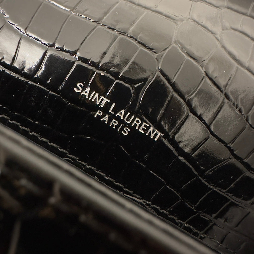 KATE TASSEL 20 SCHWARZES KROKODILMUSTER-KALBLEDER MIT SILBERNEN LOGO