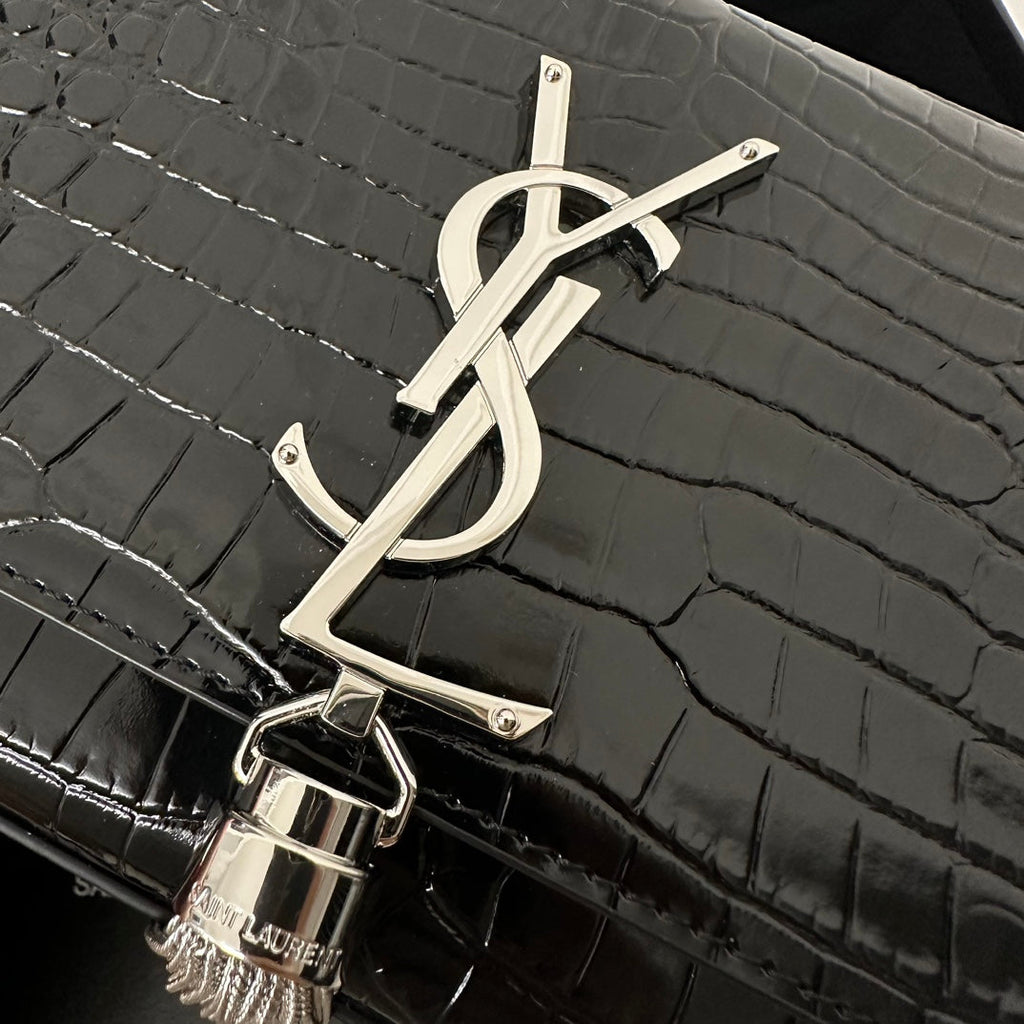 KATE TASSEL 20 SCHWARZES KROKODILMUSTER-KALBLEDER MIT SILBERNEN LOGO