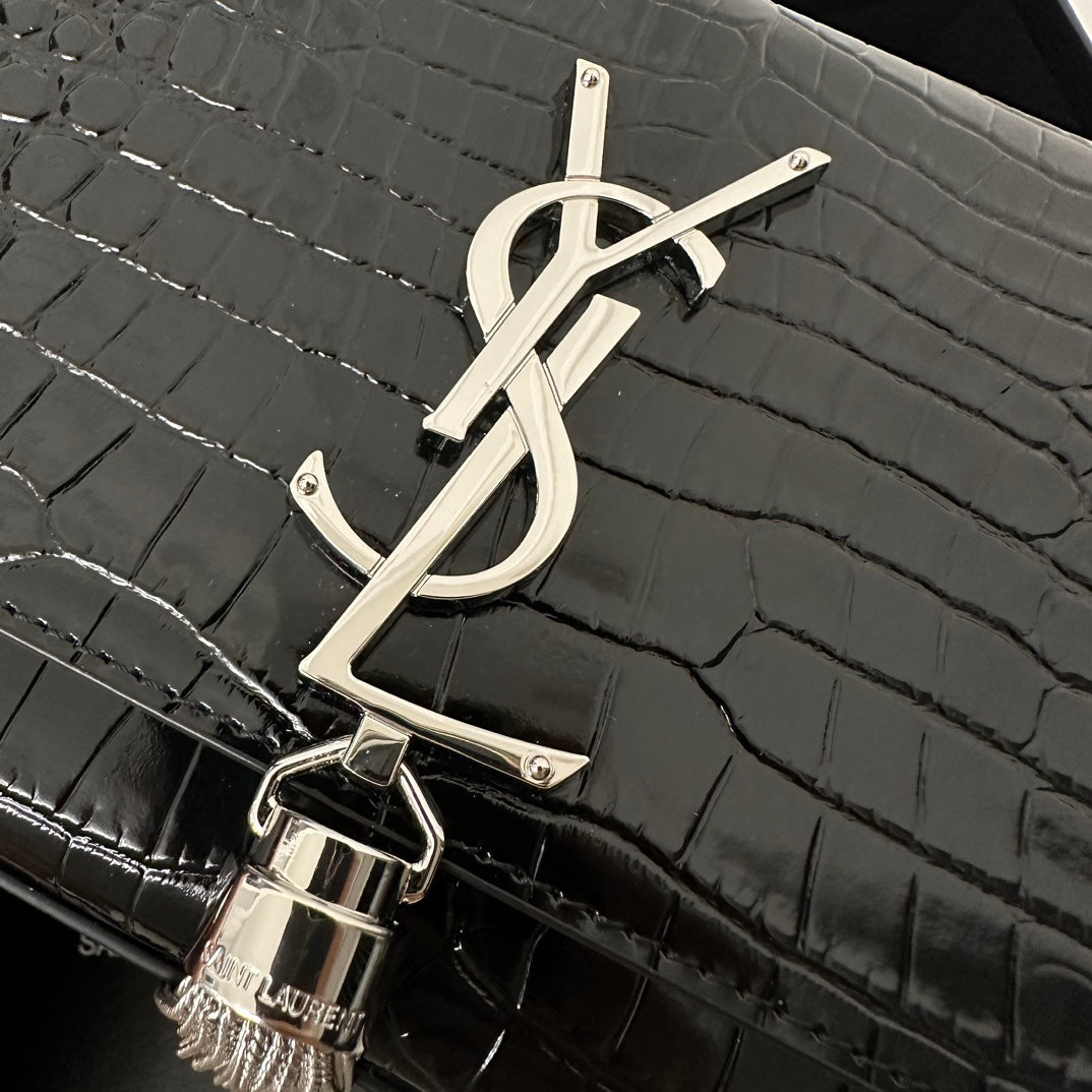 KATE TASSEL 20 SCHWARZES KROKODILMUSTER-KALBLEDER MIT SILBERNEN LOGO