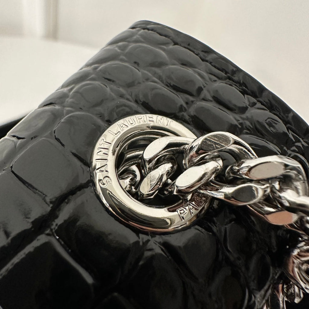 KATE TASSEL 20 SCHWARZES KROKODILMUSTER-KALBLEDER MIT SILBERNEN LOGO