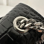 KATE TASSEL 20 SCHWARZES KROKODILMUSTER-KALBLEDER MIT SILBERNEN LOGO