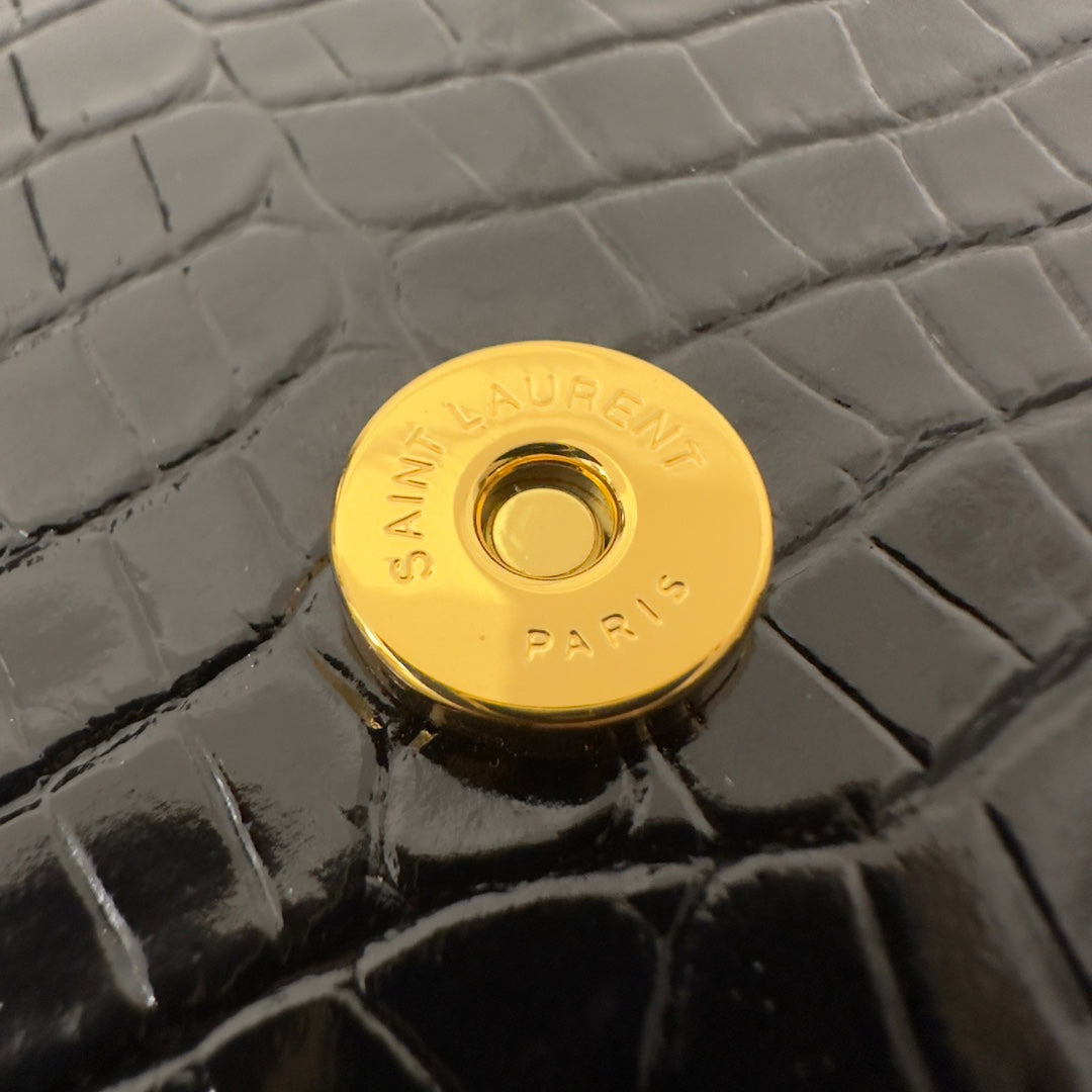 KATE TASSEL 20 SCHWARZES KROKODILMUSTER-KALBLEDER MIT GOLDENEM LOGO